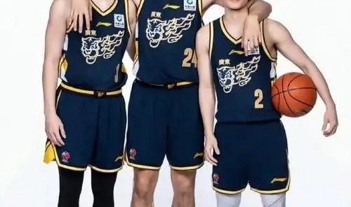 捡漏四川，广东抢签？新援或锁定，29岁，211公分，澳大利亚中锋|四川男篮|广东男篮|朱芳雨|加克|大外援_新浪体育_新浪新闻